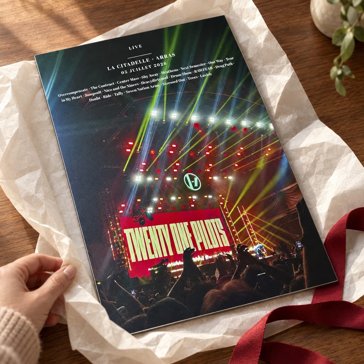 Print de concert Twenty One Pilots sur Dibond, dans son papier de soie avec un ruban rouge, prêt à offrir