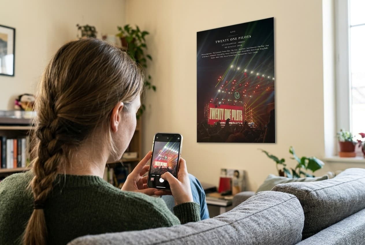 Femme photographiant au smartphone son affiche de concert personnalisée accrochée au mur