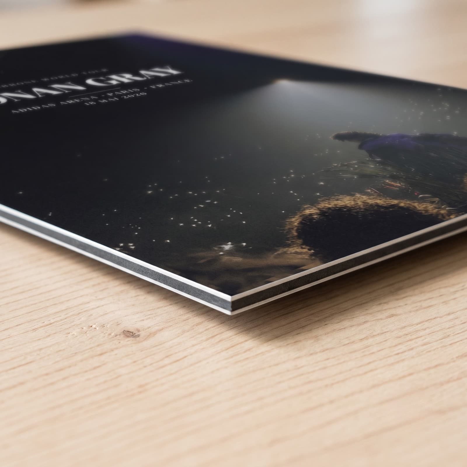 Gros plan sur la tranche d’un panneau aluminium composite imprimé avec une photo de concert