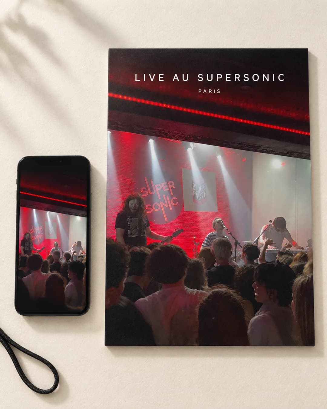 Une photo de concert sur un smartphone, à côté de la même image imprimée en affiche personnalisée