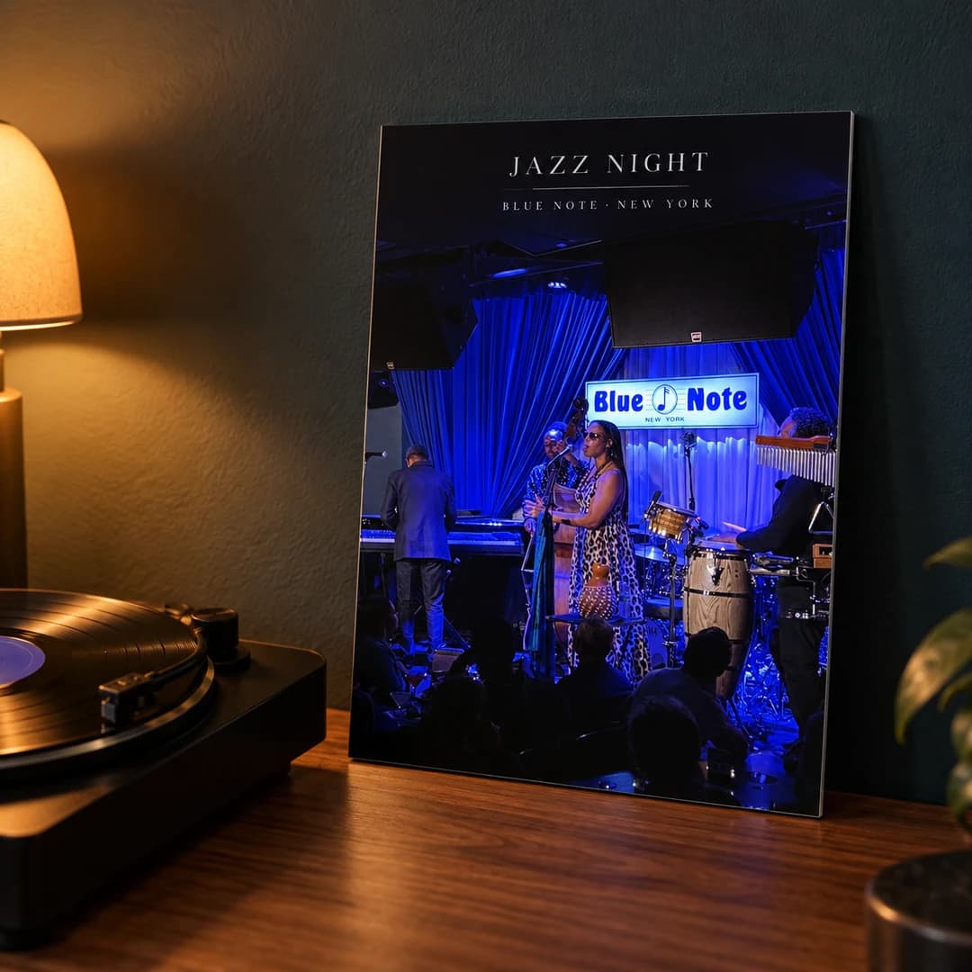 Affiche personnalisée d’un concert de jazz posée près d’une platine vinyle dans un intérieur